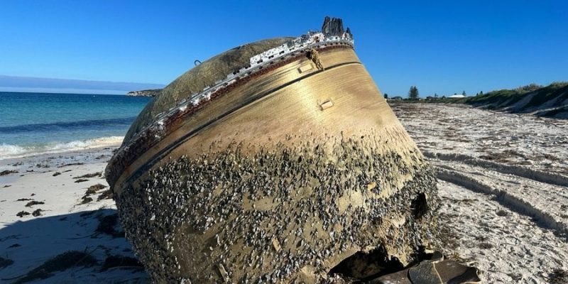 Невже НЛО? На пляжі в Австралії знайшли загадковий масивний об'єкт